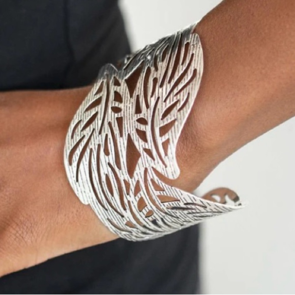 Paparazzi Bracelet - Leafy Lei - Silver Bracelet